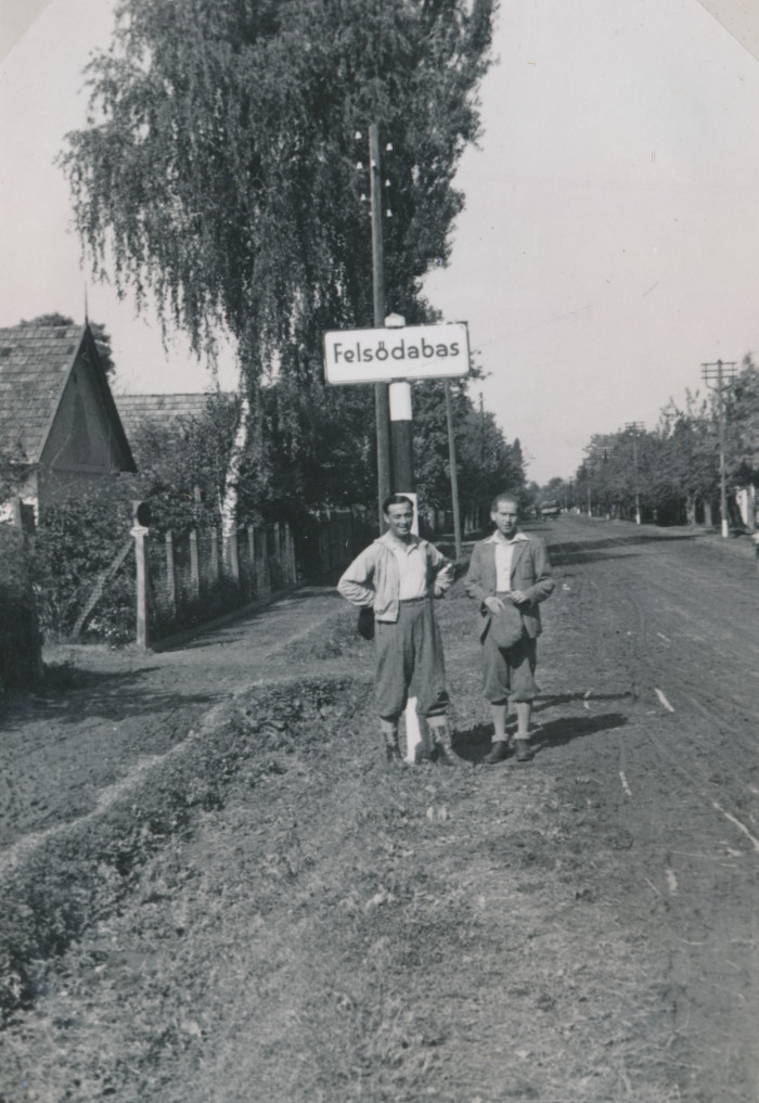 Két férfi (Kovács Pál és Ervin) útjelzőtáblánál