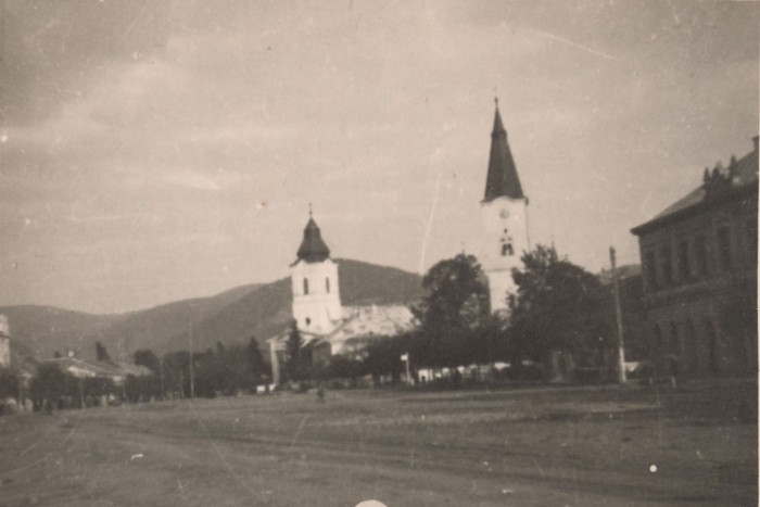 Szinérváraljai utcakép templomokkal