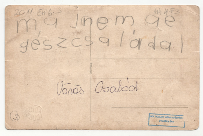 Vörös családkép hátolaldán gyermekkézzel írt szöveg
